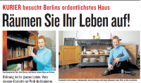 Die Aufraeumerin in Berlin sitzt vor einem Schrank mit ordentlichem Geschirr.